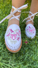 Cargar imagen en el visor de la galería, Hearts Coquette- white Embroidered Lace Up Huaraches