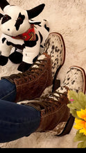 Cargar imagen en el visor de la galería, Botas Lacer - Unique Cowhide Pattern Leather Tooled Boots