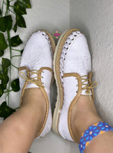 Cargar imagen en el visor de la galería, Imprinted White Loafer