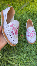 Cargar imagen en el visor de la galería, Hearts Coquette- white Embroidered Regular flat  Huaraches
