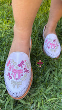 Cargar imagen en el visor de la galería, Hearts Coquette- white Embroidered Regular flat  Huaraches