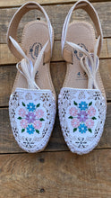 Cargar imagen en el visor de la galería, Primavera Blanca - White Embroidered Leather Lace up Huaraches