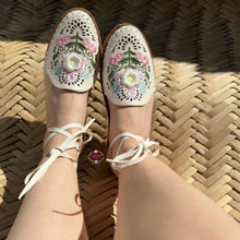 Cargar imagen en el visor de la galería, Irene 3D- white Embroidered Lace Up Huaraches