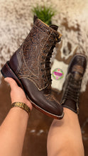 Cargar imagen en el visor de la galería, Botas Café Pullup Lacer - Shiny Brown Leather Tooled Boots