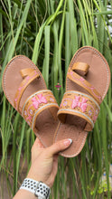 Cargar imagen en el visor de la galería, Coquette 3D Tan Toe Sandals