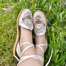 Cargar imagen en el visor de la galería, Irene 3D- white Embroidered Lace Up Huaraches