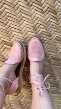 Cargar imagen en el visor de la galería, Rose Butterfly Tooled Lace Up