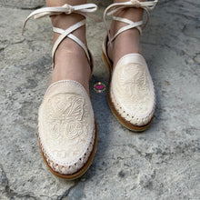 Cargar imagen en el visor de la galería, Natural Butterfly Tooled Lace Up