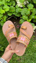 Cargar imagen en el visor de la galería, Coquette 3D Tan Toe Sandals