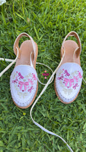 Cargar imagen en el visor de la galería, Hearts Coquette- white Embroidered Lace Up Huaraches