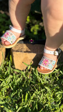 Cargar imagen en el visor de la galería, Clarissa - White Embroidered Buckle