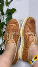 Cargar imagen en el visor de la galería, Light Tan Tooled Leather Loafers