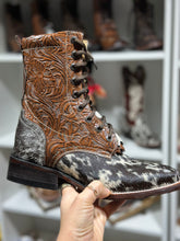 Cargar imagen en el visor de la galería, Botas Lacer - Unique Cowhide Pattern Leather Tooled Boots