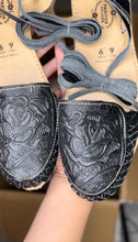 Cargar imagen en el visor de la galería, Mexico - Black Tooled lace up