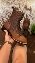 Cargar imagen en el visor de la galería, Botas Lacer - Tan Leather Laced Tooled Boots