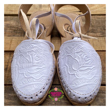 Cargar imagen en el visor de la galería, Mexico - White Tooled Lace Up