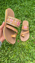 Cargar imagen en el visor de la galería, Coquette 3D Tan Toe Sandals