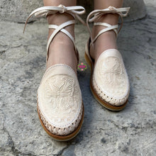 Cargar imagen en el visor de la galería, Natural Butterfly Tooled Lace Up