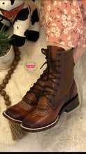 Cargar imagen en el visor de la galería, Botas Lacer - Shedron Leather Tooled Boots