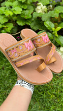 Cargar imagen en el visor de la galería, Coquette 3D Tan Toe Sandals