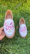 Cargar imagen en el visor de la galería, Hearts Coquette- white Embroidered Regular flat  Huaraches