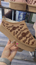 Cargar imagen en el visor de la galería, Canela Conchita - Warm Slippers