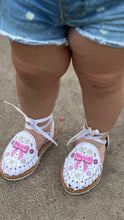Cargar imagen en el visor de la galería, Coquette 3D Mommy and me-  Embroidered Lace Up Huaraches