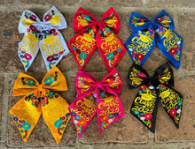 Cargar imagen en el visor de la galería, 2025 Moño - Embroidered Class of 25 Short Bow