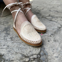 Cargar imagen en el visor de la galería, Natural Butterfly Tooled Lace Up