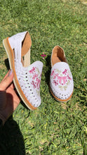 Cargar imagen en el visor de la galería, Hearts Coquette- white Embroidered Regular flat  Huaraches