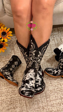 Cargar imagen en el visor de la galería, Cristina Pelo de Res - Black Cowhide Leather Boots PREORDER