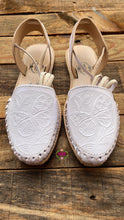 Cargar imagen en el visor de la galería, Bosque- Flat White Lace Up