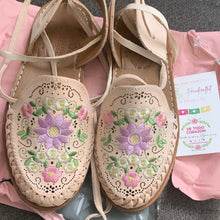 Cargar imagen en el visor de la galería, Rosaura Natural- Embroidered Lace Up Huaraches