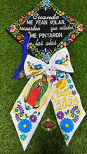 Cargar imagen en el visor de la galería, Cuando me Vean Volar - Embroidered graduation cap topper