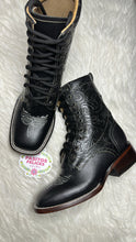 Cargar imagen en el visor de la galería, Botas Lacer Brillosas - Shiny Black Leather Tooled Boots