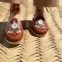 Cargar imagen en el visor de la galería, Irene 3D- Tan Embroidered Lace Up Huaraches