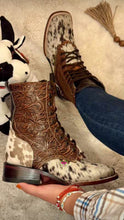 Cargar imagen en el visor de la galería, Botas Lacer - Unique Cowhide Pattern Leather Tooled Boots