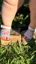 Cargar imagen en el visor de la galería, Clarissa - White Embroidered Buckle