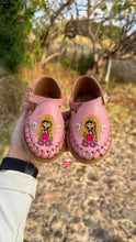 Cargar imagen en el visor de la galería, Virgencita Pink Buckle