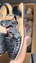 Cargar imagen en el visor de la galería, Mexico - Black Tooled lace up