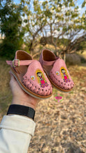 Cargar imagen en el visor de la galería, Virgencita Pink Buckle