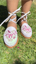 Cargar imagen en el visor de la galería, Hearts Coquette- white Embroidered Lace Up Huaraches