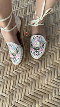 Cargar imagen en el visor de la galería, Irene 3D- white Embroidered Lace Up Huaraches