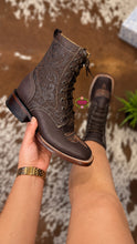 Cargar imagen en el visor de la galería, Botas Lacer - Chocolate Leather Tooled Boots