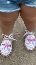 Cargar imagen en el visor de la galería, Coquette 3D Mommy and me-  Embroidered Lace Up Huaraches