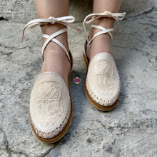 Cargar imagen en el visor de la galería, Natural Butterfly Tooled Lace Up