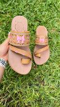 Cargar imagen en el visor de la galería, Coquette 3D Tan Toe Sandals