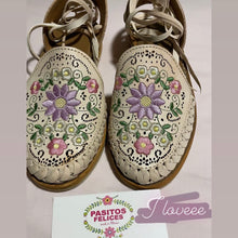 Cargar imagen en el visor de la galería, Rosaura Natural- Embroidered Lace Up Huaraches