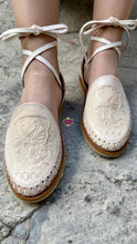 Cargar imagen en el visor de la galería, Natural Butterfly Tooled Lace Up