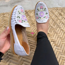 Cargar imagen en el visor de la galería, Rosaura White - Embroidered Huaraches